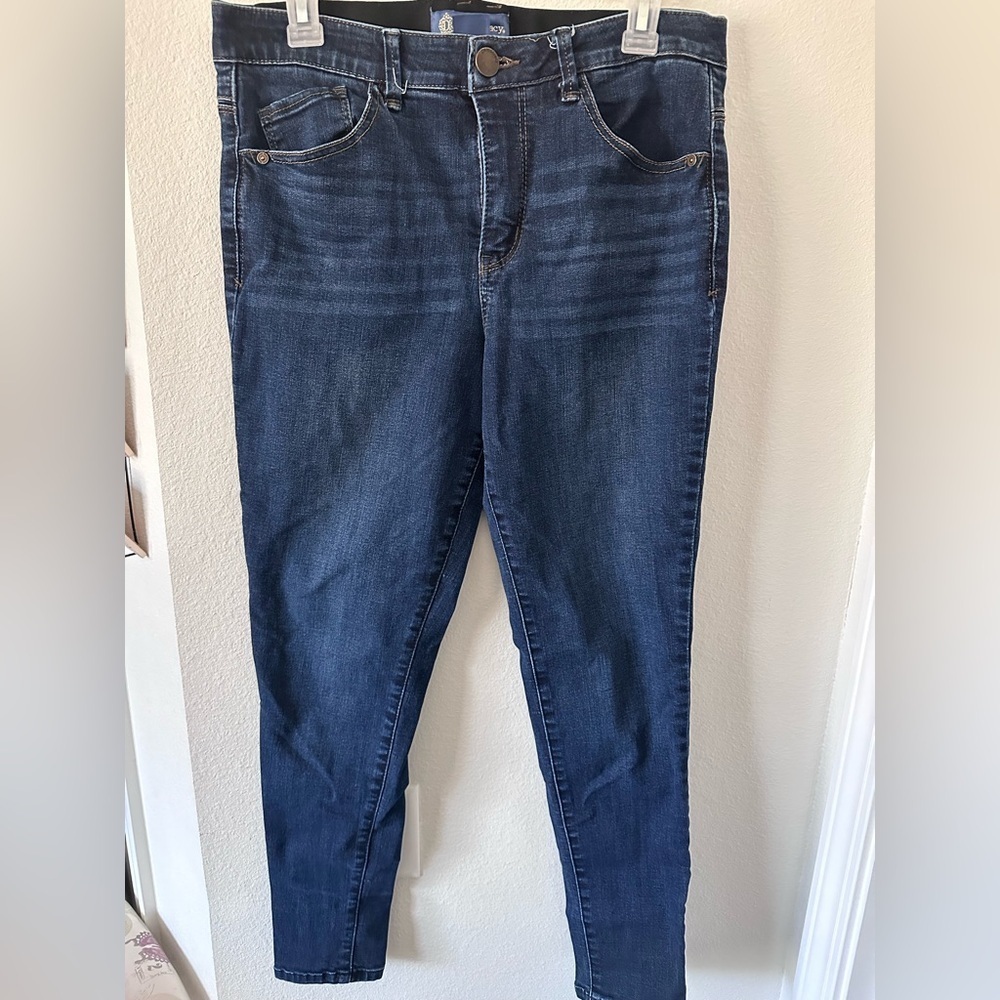 Democracy Blue Skinny Jeans with Faded Denim Style EUC